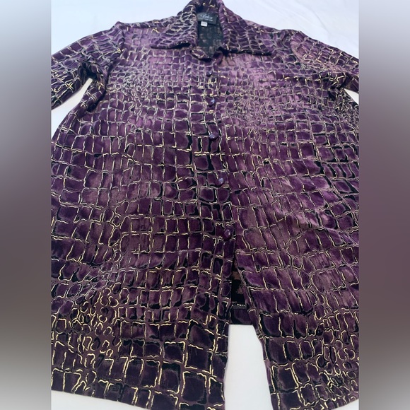 Super cool 90’s snakeskin with gold details button up blouse - Picture 6 of 13